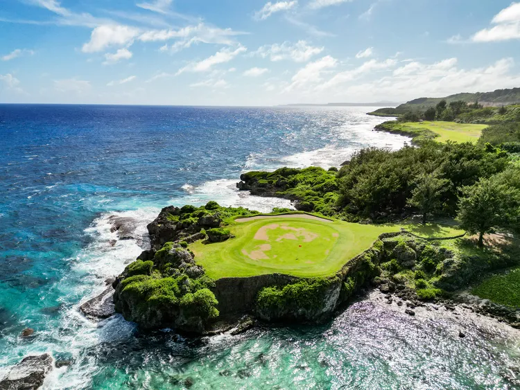 小白球必須飛越濱臨太平洋的湛藍海灣，才能上到第12洞果嶺。田欣雲攝影