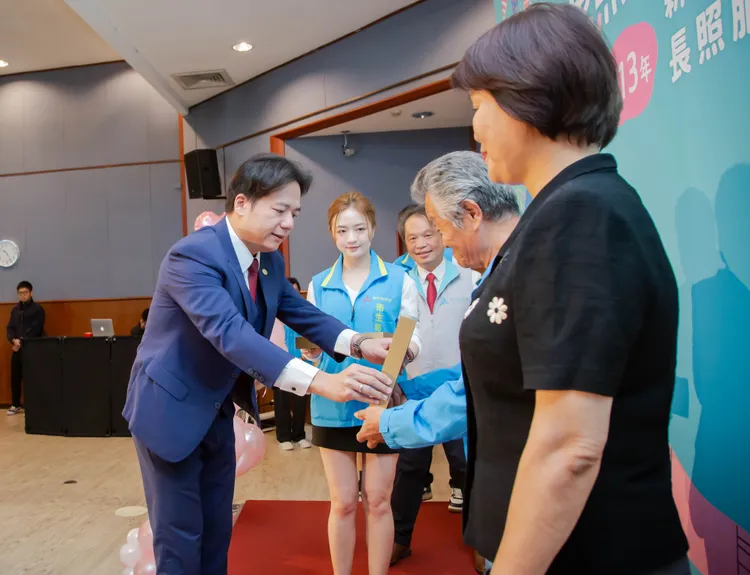 邱臣遠頒獎予績優長照人員及服務單位。新竹市府提供