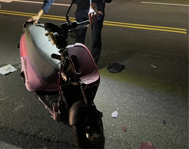 撞擊力之大，機車車頭整個全毀。翻攝畫面