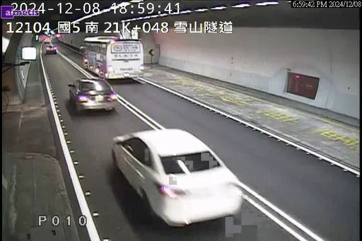 雪隧內瘋狂逼車!緊貼車尾、猛按喇叭嚇壞嬰 惡劣駕駛下場曝光