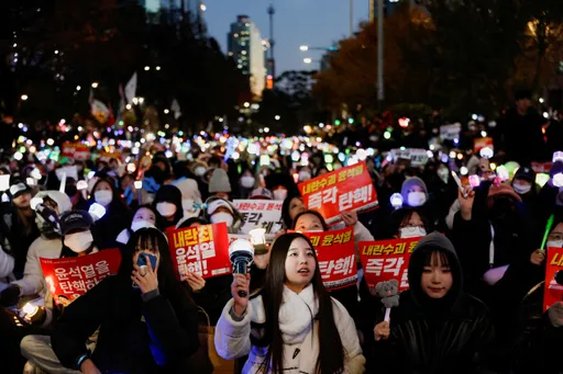 爭取民主也可以很潮!南韓年輕人持應援手燈反尹錫悅 K-POP成抗議神曲