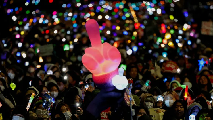 由於總統尹錫悅仍未下台，南韓民眾集會抗議。合成畫面。路透社