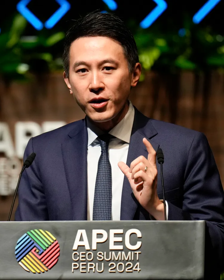 TikTok執行長周受資飛往佛羅里達州海湖俱樂部晉見美國總統當選人川普。美聯社資料照片