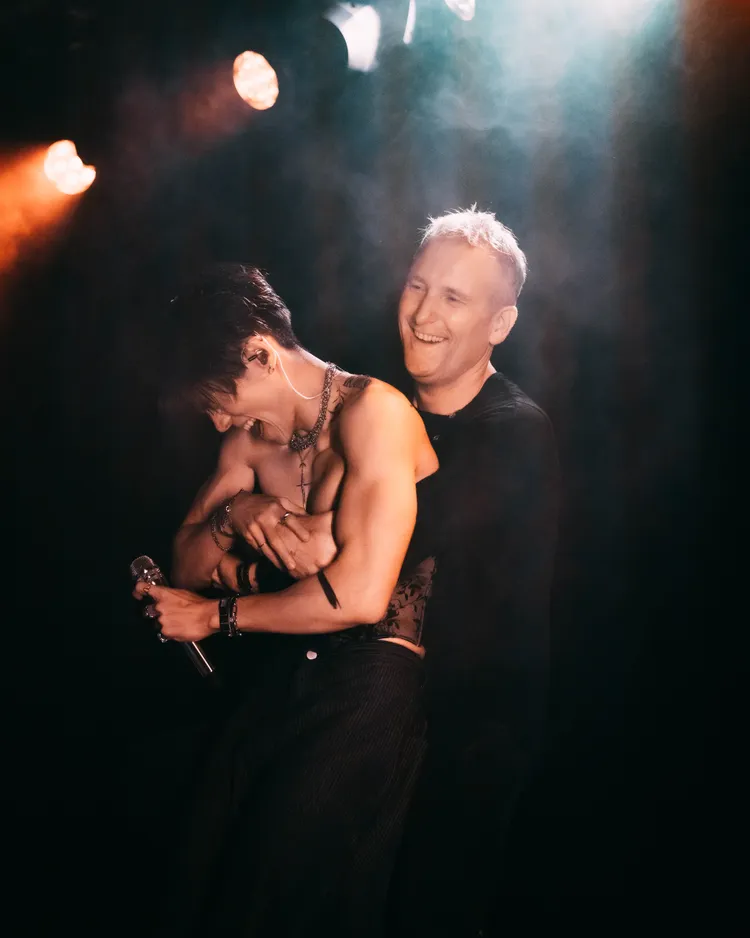 KIRE被洋男熊抱。The Kid Who Flew 翼有限公司提供