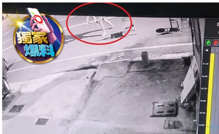 莊男將母親舉高，研判頭部應在他胸部的位置，再重重往下摔至地面。民眾提供