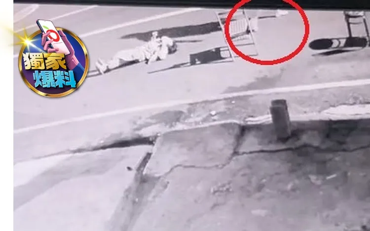 莊男把母親摔在地上，頭也不回轉身離去。民眾提供