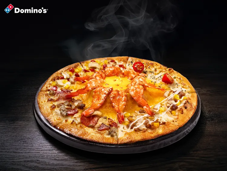 全台10天限定「蝦霸起司火山披薩」，有整圈鮮蝦舖滿披薩火山口。達美樂提供