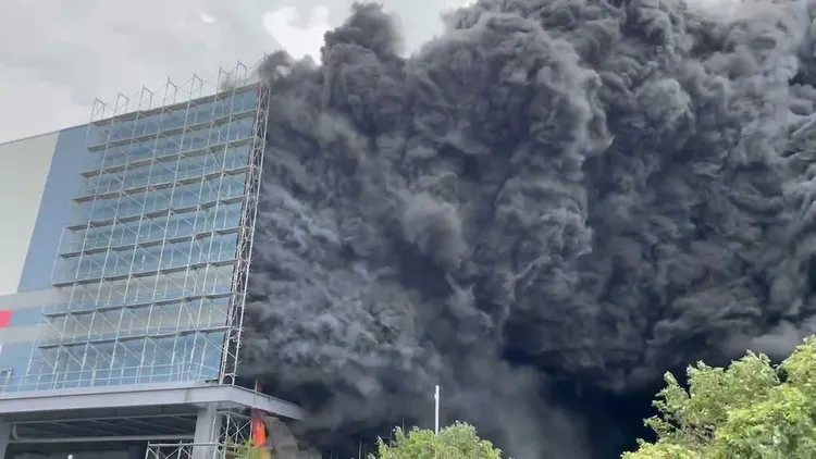 現場火勢一度猛烈。民眾提供