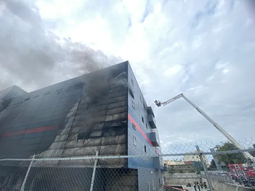 抢救画面曝光!全联台中厂大火已救4人 1人坠楼命危!3人吸过多浓烟
