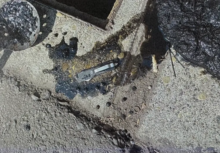 水溝中起出作案凶器。翻攝畫面