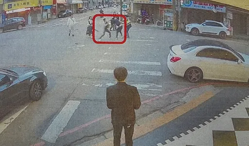 KTV大門口起衝突！狠男當警察面刺死人　桃院判處無期徒刑