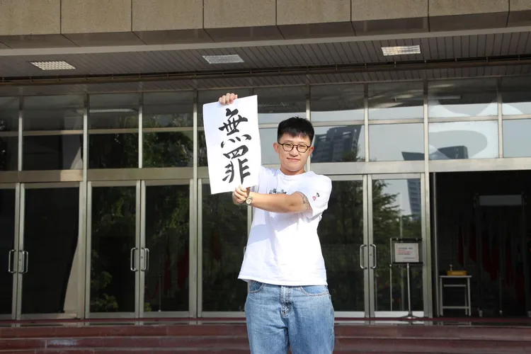 平冤協會人員第一時間跑出法院傳達劉正富無罪消息。平冤協會提供