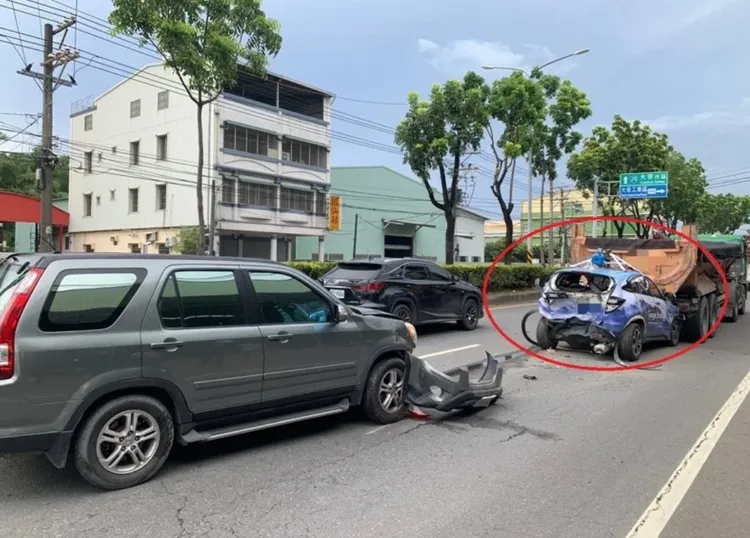 Google街景車遭後方休旅車撞上，又推撞前方砂石車，車輛受損嚴重。翻攝照片
