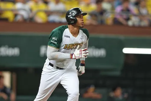 魔鷹回來了!台鋼雄鷹大手筆 砸1900萬和拿下中職「雙冠王」的他續約