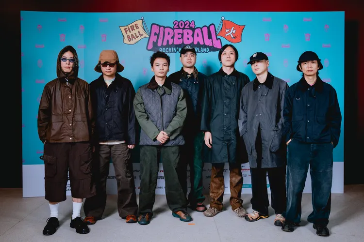 吳赫（右2）被曝婚訊後首露面，與落日飛車合作火球祭舞台。圖／夥球擊提供