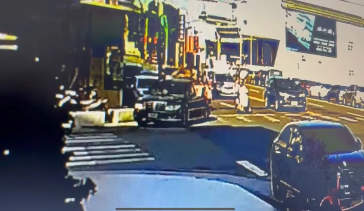 照片拍攝的地點是台南新市區某超商外。翻攝照片