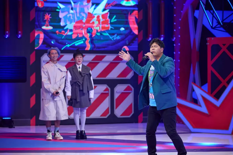 「廣播金鐘獎專業戶」邵大倫（右一）來勢洶洶，上節目快嘴34秒狂飆200字，大展身手。公視台語台提供