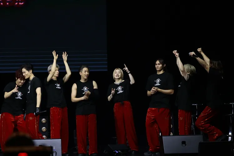 後藤拓磨（左起）、川村壱馬、長谷川慎、陣、山本彰吾、龍、浦川翔平、RIKU振臂歡呼。LDH愛夢悅提供