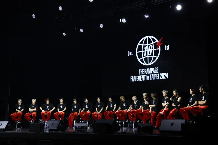 THE RAMPAGE成員鈴木昂秀（左起）、浦川翔平、後藤拓磨、藤原樹、吉野北人、與那嶺瑠唯、岩谷翔吾、川村壱馬、武知海青、山本彰吾、LIKIYA、RIKU、長谷川慎、陣、神谷健太、龍，一字排開陣仗龐大。LDH愛夢悅提供