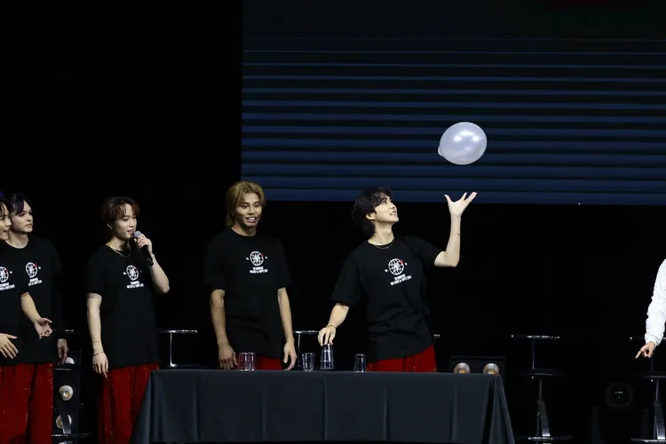 吉野北人（右）玩起氣球。LDH愛夢悅提供