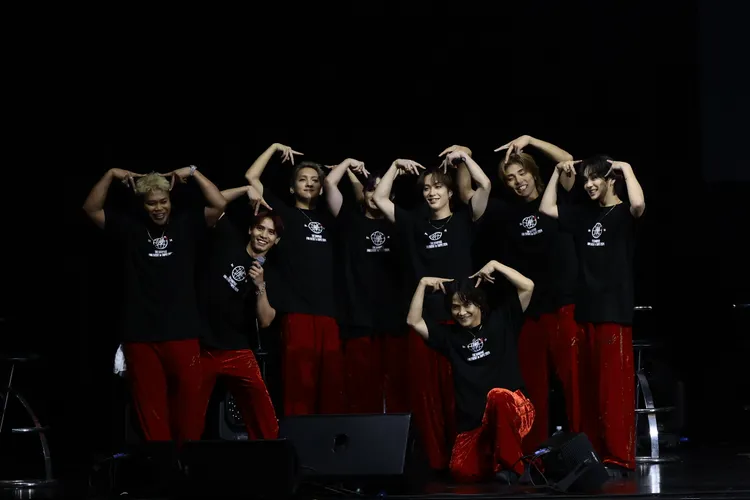 LIKIYA（後排左起）、神谷健太、鈴木昂秀、與那嶺瑠唯、藤原樹、武知海青、岩谷翔吾（前排）組成一隊。LDH愛夢悅提供