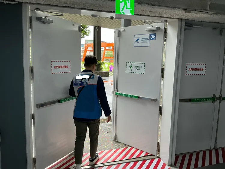 安全門稽查。桃園市府提供