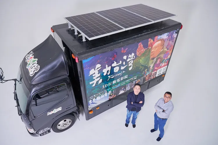 泓德能源長期支持美力台灣，從「3D電影車偏鄉巡演計畫」到「台灣超人拍攝計畫」及《台灣超人AR數位親子繪本》，均積極投入。左起泓德能源集團董事長謝源一、總經理周仕昌。泓德能源提供