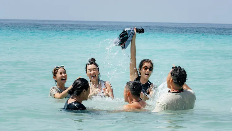 在熱浪島海邊，姚元浩（左四）被扒光，粿粿（左起）、乱彈阿翔、路嘉怡、姚元浩、莎莎、、郭泓志等開心大叫。好看娛樂提供