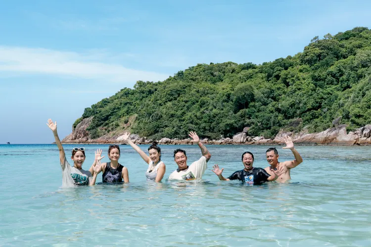 粿粿（左起）、莎莎、路嘉怡、郭泓志、姚元浩、乱彈阿翔等泡在熱浪島海裡。好看娛樂提供