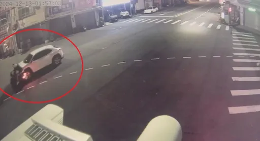 畫面曝光！22歲男闖紅燈撞機車「來回輾」2人　肇逃被逮了