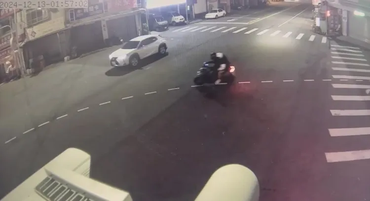 休旅車闖紅燈撞上機車。民眾提供