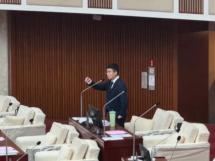 苗博雅針對大巨蛋體育賽事及棒球博物館進行市政質詢。記者張綵茜攝