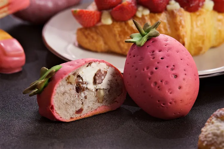 「パソ了莓」以法國麵包為基底，巧妙結合甜菜根，呈現出草莓的自然紅潤色澤，外觀細膩精緻，宛如一顆真實的草莓。業者提供
