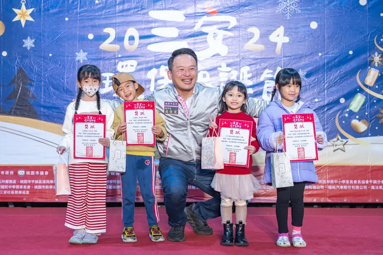 桃園市副市長蘇俊賓開心與獲獎小朋友合照。市府提供