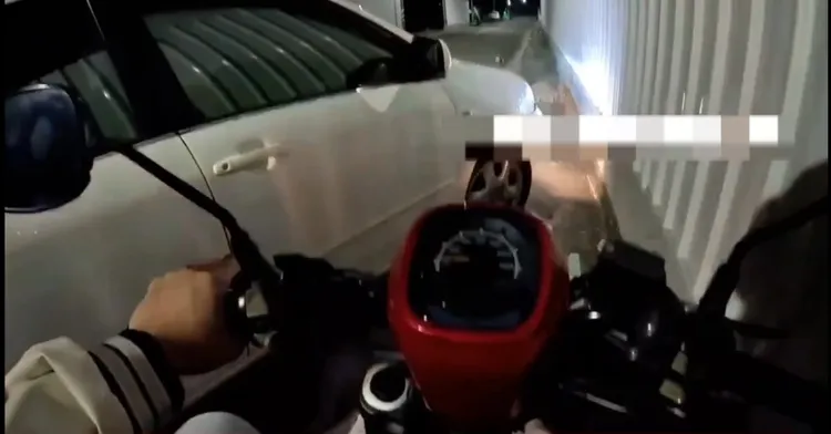 雙方互按喇叭後，轎車駕駛超車把機車攔下嗆聲。翻攝「社會事新聞影音」