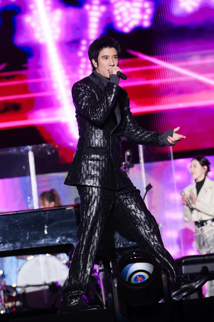 王力宏低溫開唱，搓手放送飛吻。圖／西東音樂提供