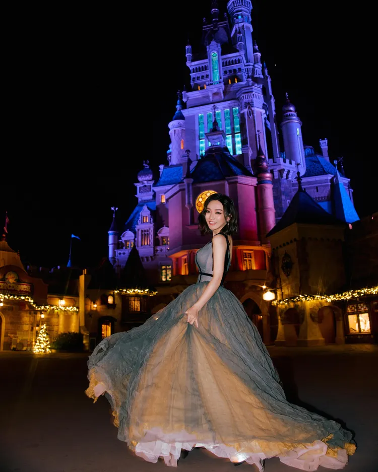 閻奕格迪士尼演出，造型也是公主風。圖／閻奕格提供