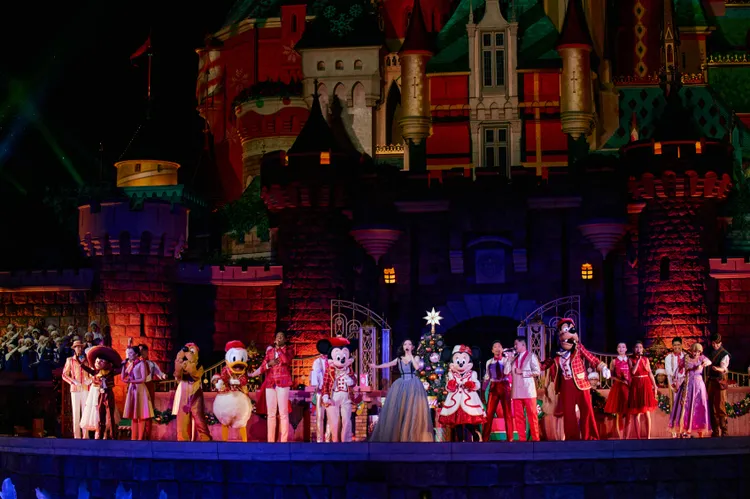 閻奕格與迪士尼人氣人偶在舞台前又唱又跳。圖／閻奕格提供