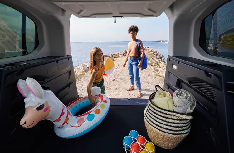 CITROËN BERLINGO的模組化座椅設計，讓車室運用更加靈活，長軸車型更提供高達4,000公升的行李廂容量。原廠照片