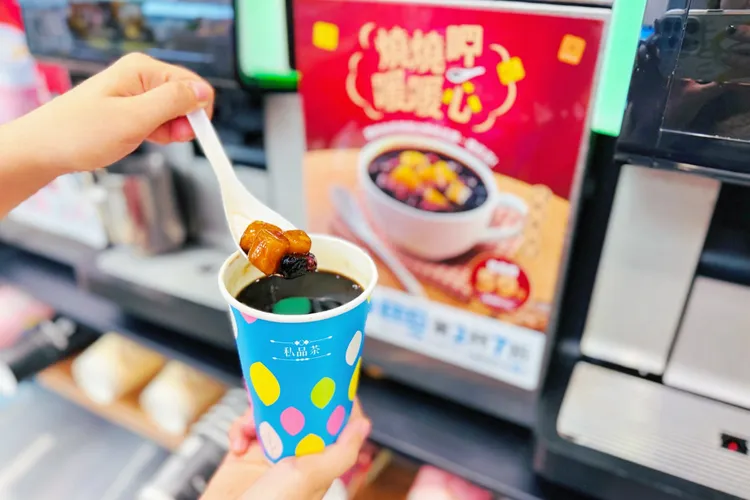 冬季限定飲品「燒燒仙草」以新竹關西產仙草搭配地瓜圓、蜜紅豆等配料。全家提供