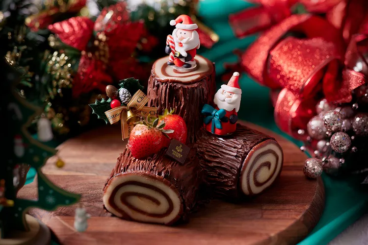 樹幹造型的「柴薪」內層融合了草莓與巧克力甘納許，外層撒上細膩的覆盆子碎粒，增添絕妙的酸甜口感，為甜點時光增添一絲獨特的節日氣氛，售價1000元。業者提供