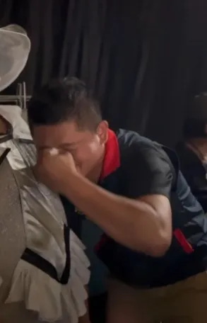 大東東夜巿的梁主委得知比賽結果後落淚。