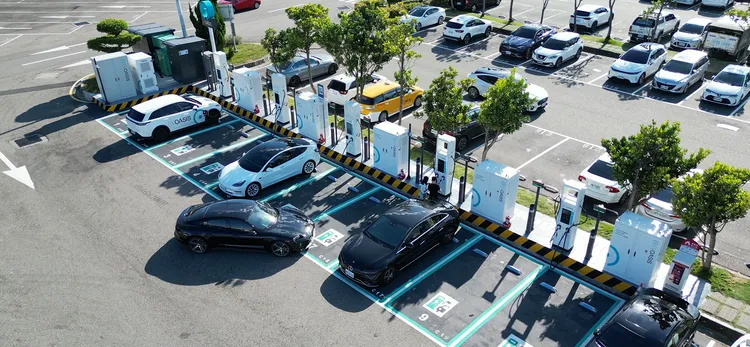 EVOASIS與高速公路休息區的合作持續深化，車主只需啟用EVOASIS APP即可查找啟動國道全品牌充電樁，還能享優惠。業者提供