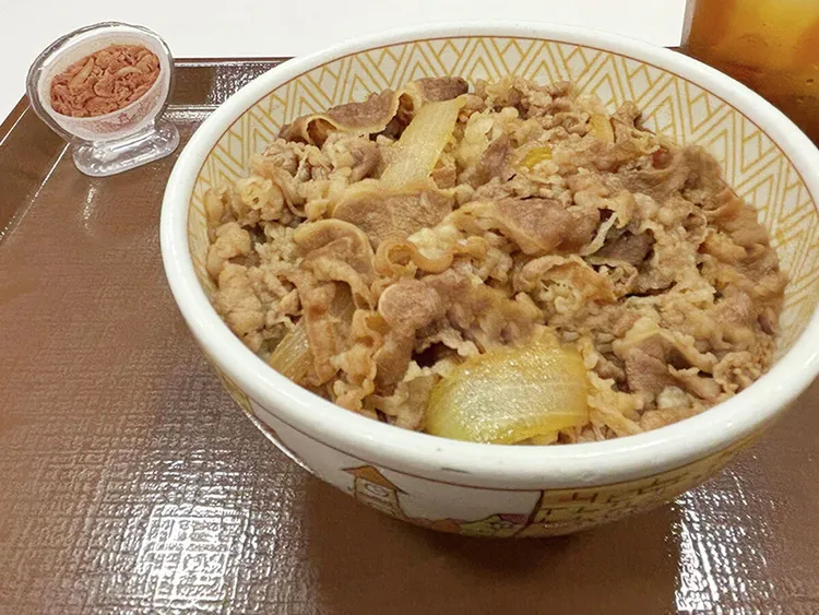 日本男子自2019年開始每天都吃すき家的餐點。翻攝自すき家官方X社群