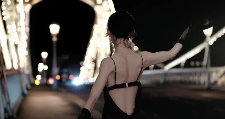 張曼玉辣露美背。翻攝Olay微博