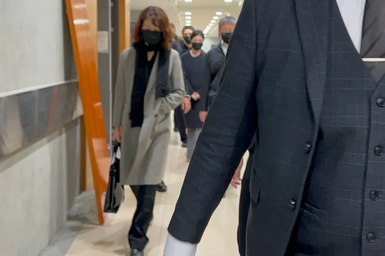 瓊瑤兒媳婦何琇瓊（左起）及獨子陳中維，低調從後門進入追思奠禮會場。特勤中心攝