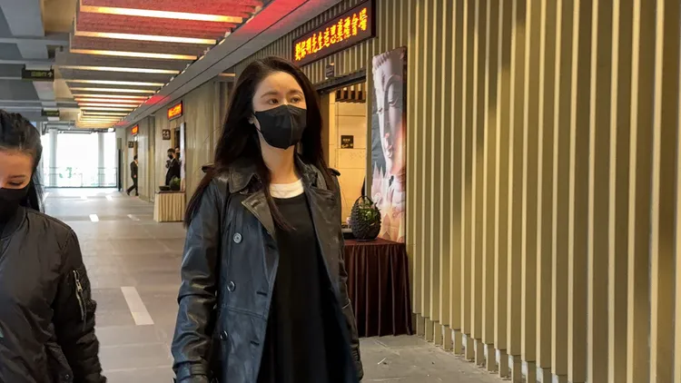 林心如曾飾演《還珠格格》夏紫薇一角，今早6點50分低調前往瓊瑤追思會現場致哀。特勤中心攝