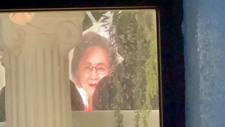 「一代作家」瓊瑤遺照在追思奠禮會場，莊嚴肅穆。特勤中心攝