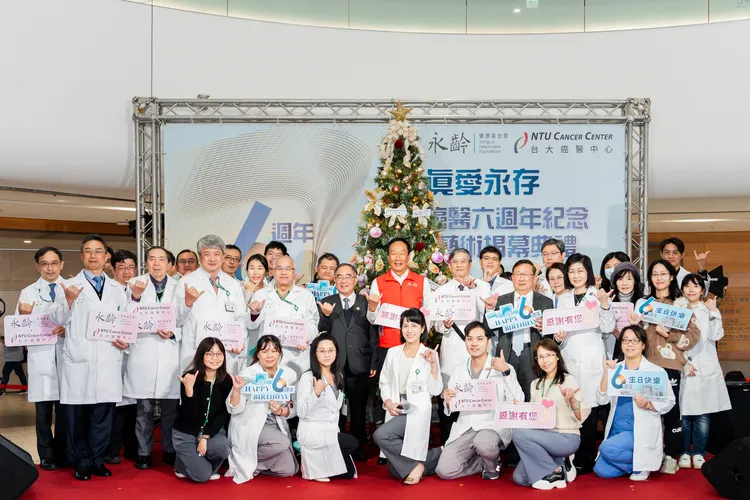 永齡基金會創辦人郭台銘親自出席台大癌醫中心舉辦成立6週年慶暨公共藝術揭幕典禮，並深情回憶已故前妻林淑如。取自郭台銘臉書