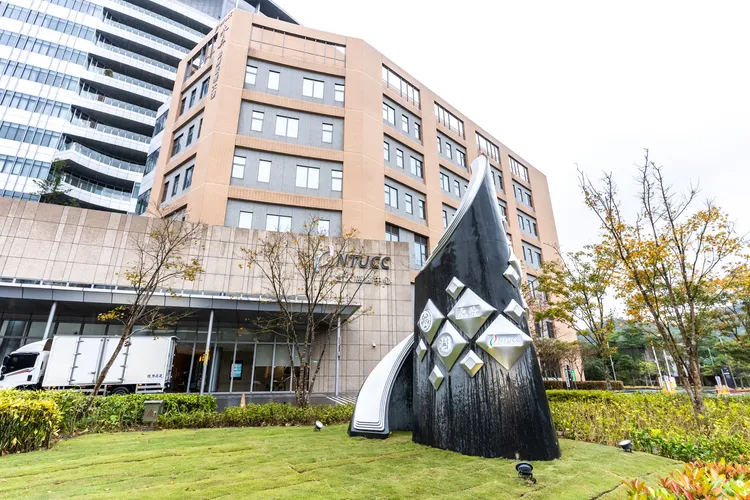 台大癌醫中心舉辦成立6週年慶暨公共藝術揭幕典禮。取自郭台銘臉書